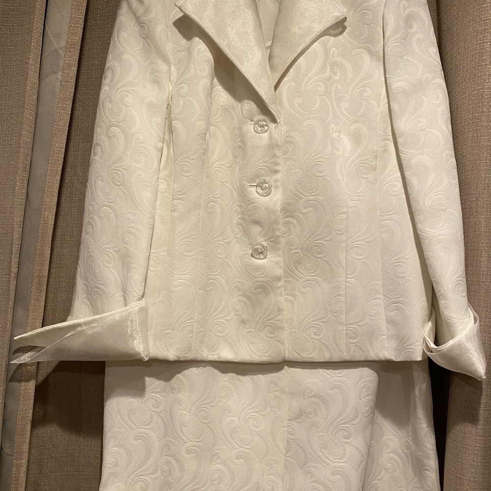 EUC white ladies texture suit Size 18 LeSuit